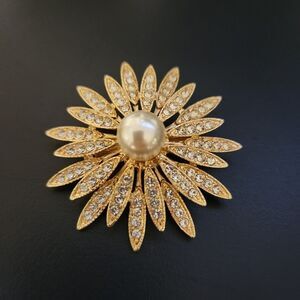 Ellen Tracy Gold & Pearl 2" Brooch